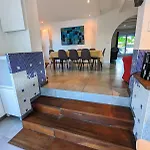 Magnifique Maison Avec Piscine, Idealement Situee